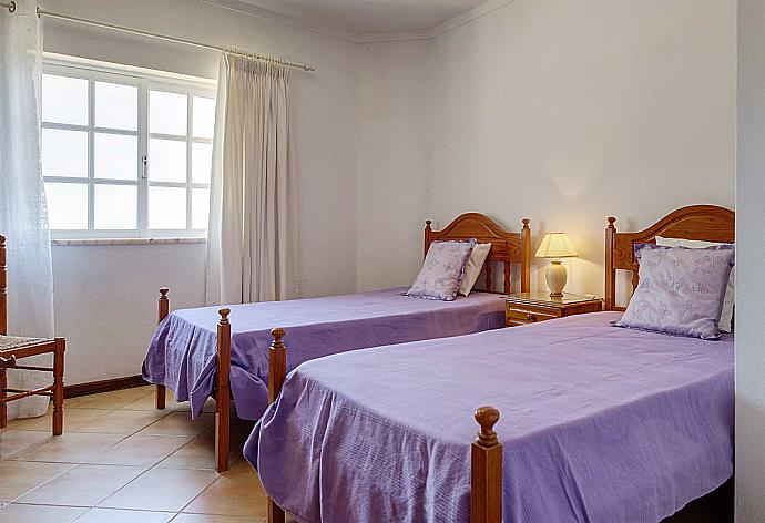 Twin bedroom  . - Villa Alto da Boa . (Fotogalerie) }}