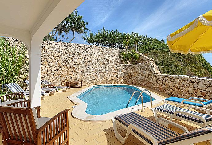 Private pool and terrace . - Villa Alto da Boa . (Galería de imágenes) }}