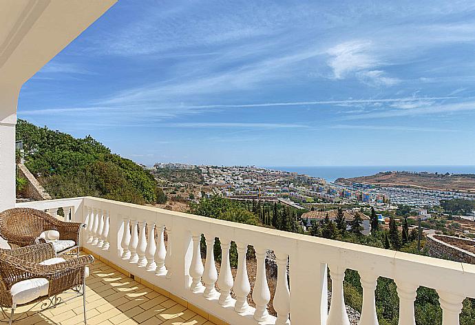Upper terrace area with sea views . - Villa Alto da Boa . (Galerie de photos) }}