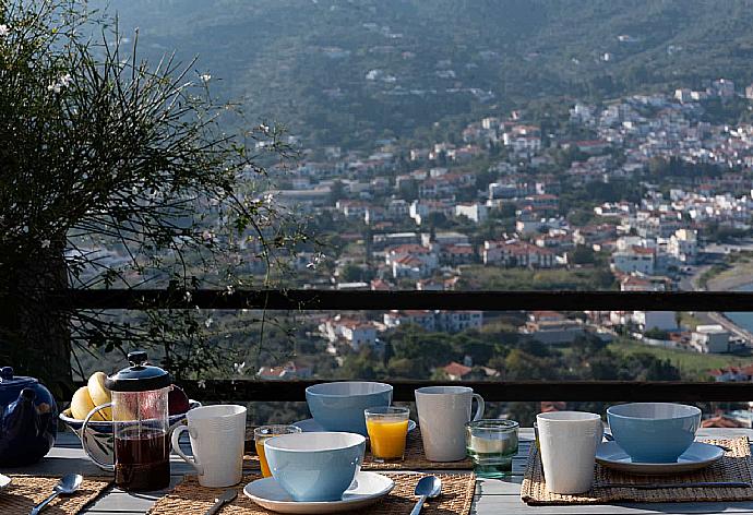 Outdoor dining area with beautiful view . - Villa Nina . (Fotogalerie) }}