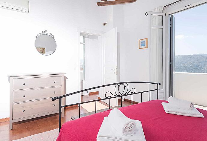 Double bedroom with terrace access . - Villa Nina . (Galería de imágenes) }}