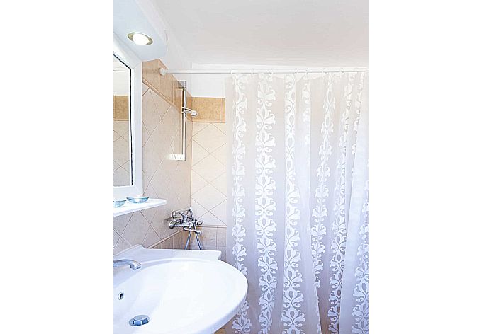 Bathroom with shower  . - Villa Nina . (Galerie de photos) }}