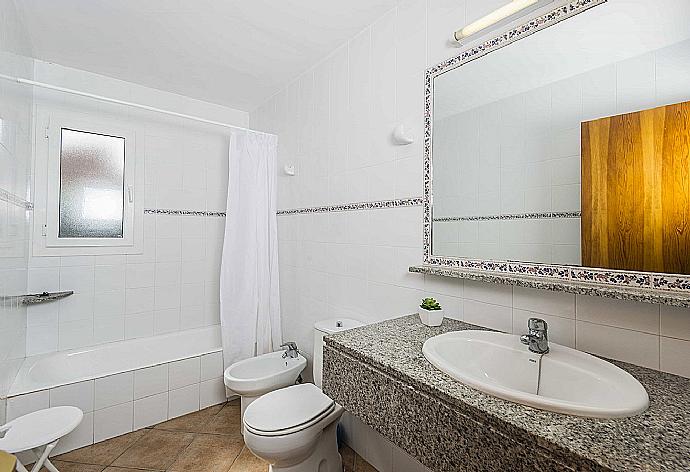 Bathroom with bath and shower . - Villa Nurimar . (Photo Gallery) }}