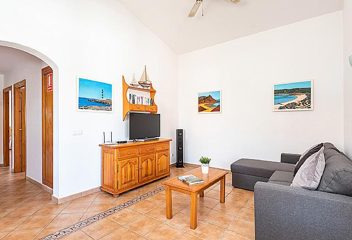 Living room with sofas, dining area, WiFi internet, satellite TV, and DVD player . - Villa Nurimar . (Galleria fotografica) }}