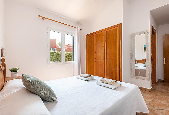 Double bedroom with en suite bathroom . - Villa Nurimar . (Galerie de photos) }}