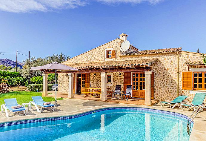 Beautiful villa with private pool, terrace, and lawn . - Villa Ullastre . (Galería de imágenes) }}