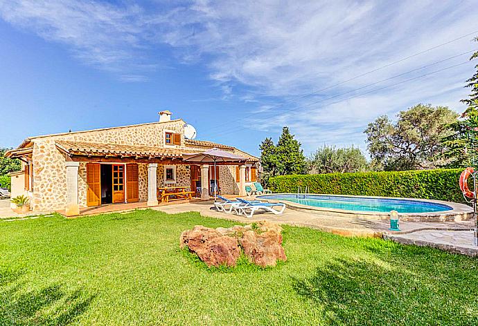 Beautiful villa with private pool, terrace, and lawn . - Villa Ullastre . (Galería de imágenes) }}