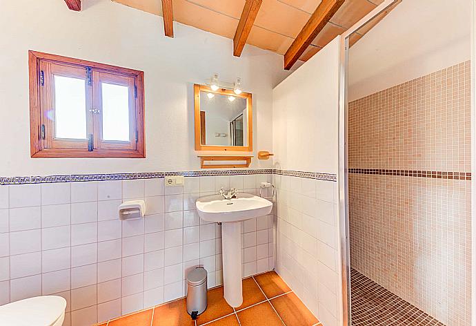 Family bathroom with shower . - Villa Ullastre . (Photo Gallery) }}