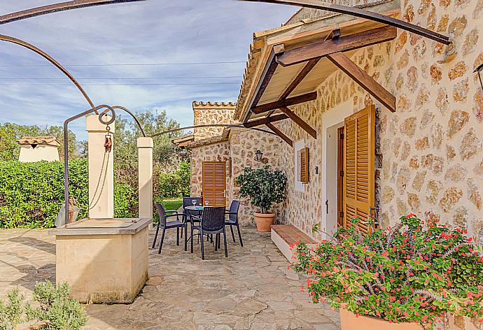 Terrace area . - Villa Ullastre . (Fotogalerie) }}