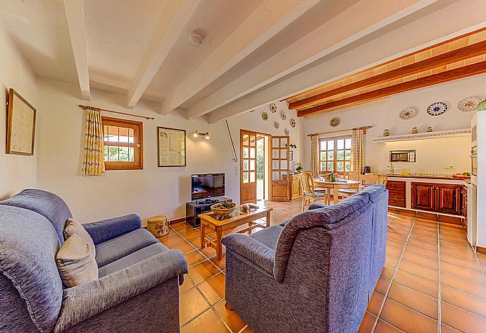 Living room with sofas, dining area, ornamental fireplace, WiFi internet, satellite TV, DVD player and terrace access . - Villa Ullastre . (Galería de imágenes) }}