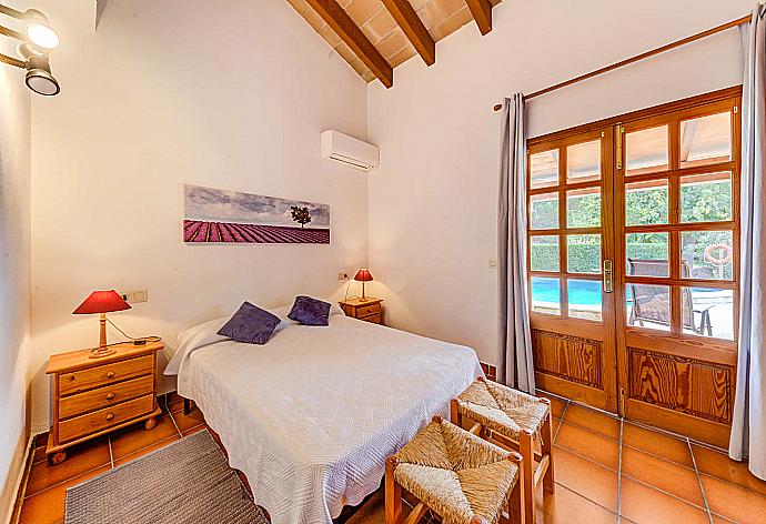 Double bedroom with A/C . - Villa Ullastre . (Galerie de photos) }}