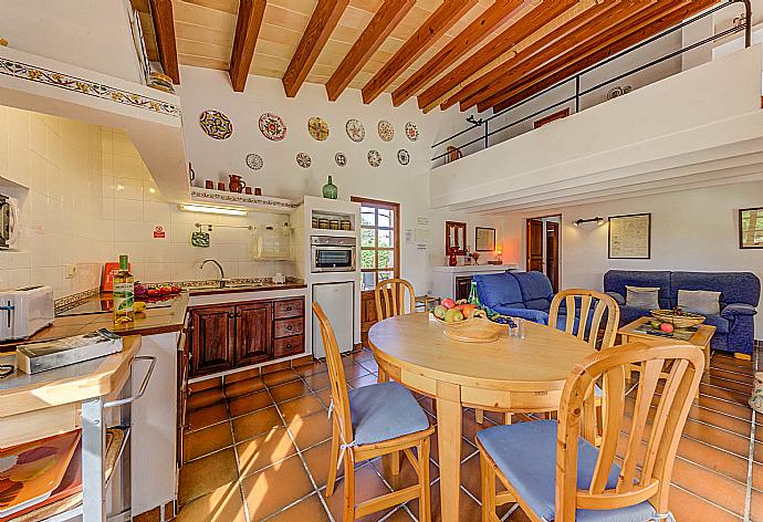 Living room with sofas, dining area, ornamental fireplace, WiFi internet, satellite TV, DVD player and terrace access . - Villa Ullastre . (Fotogalerie) }}