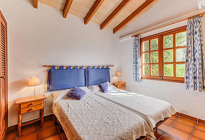 Twin bedroom with A/C . - Villa Ullastre . (Photo Gallery) }}