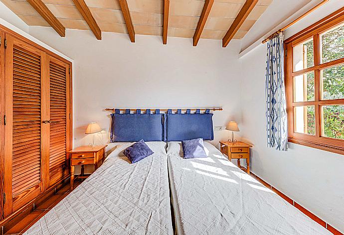 Twin bedroom with A/C . - Villa Ullastre . (Fotogalerie) }}