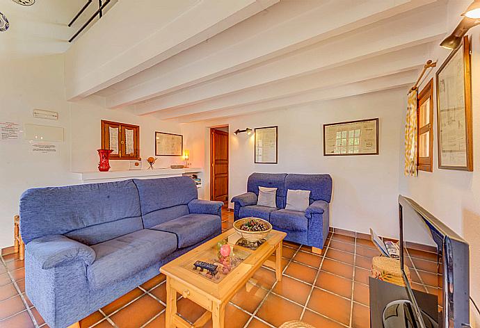 Living room with sofas, dining area, ornamental fireplace, WiFi internet, satellite TV, DVD player and terrace access . - Villa Ullastre . (Galleria fotografica) }}