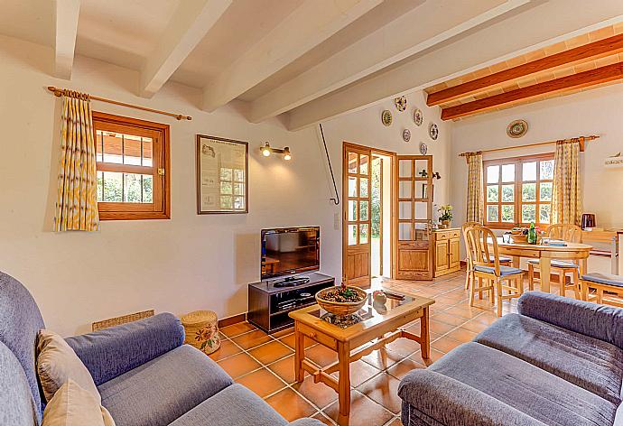 Living room with sofas, dining area, ornamental fireplace, WiFi internet, satellite TV, DVD player and terrace access . - Villa Ullastre . (Galería de imágenes) }}