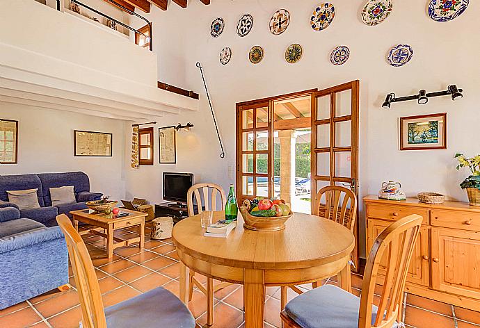 Living room with sofas, dining area, ornamental fireplace, WiFi internet, satellite TV, DVD player and terrace access . - Villa Ullastre . (Galería de imágenes) }}