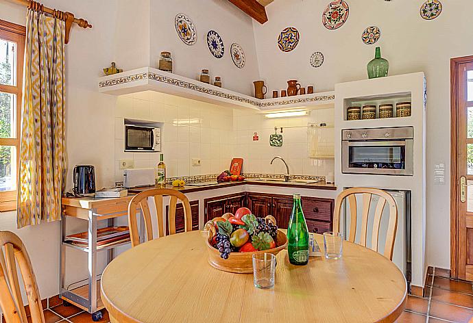 Equipped kitchen . - Villa Ullastre . (Fotogalerie) }}