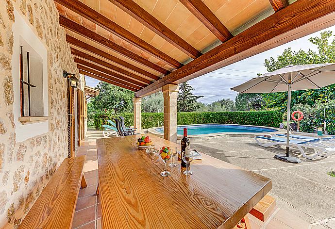 Terrace and dining area . - Villa Ullastre . (Fotogalerie) }}