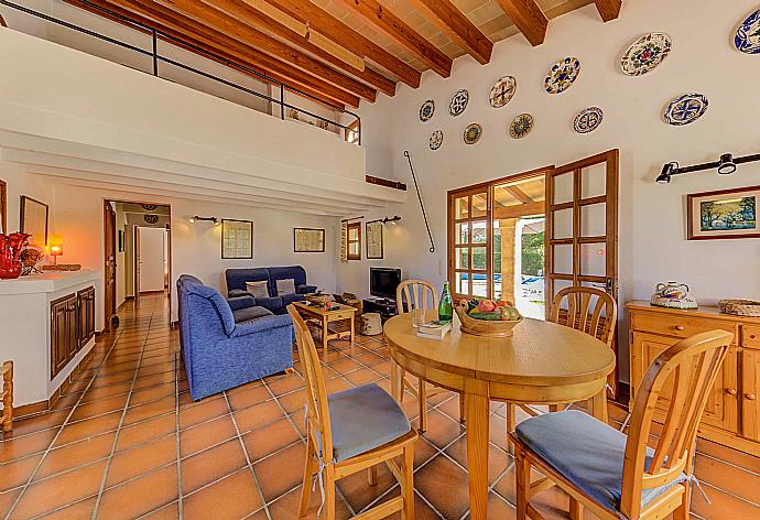 Living room with sofas, dining area, ornamental fireplace, WiFi internet, satellite TV, DVD player and terrace access . - Villa Ullastre . (Galería de imágenes) }}