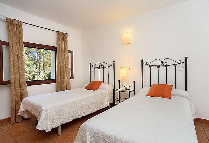 Twin bedroom with A/C . - Villa Naveta . (Fotogalerie) }}