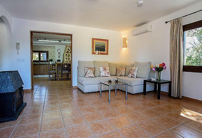 Living room with sofas, ornamental fireplace, A/C, WiFi internet, satellite TV, DVD player, and terrace access . - Villa Naveta . (Fotogalerie) }}