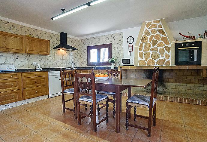 Equipped kitchen with dining area and terrace access . - Villa Naveta . (Fotogalerie) }}