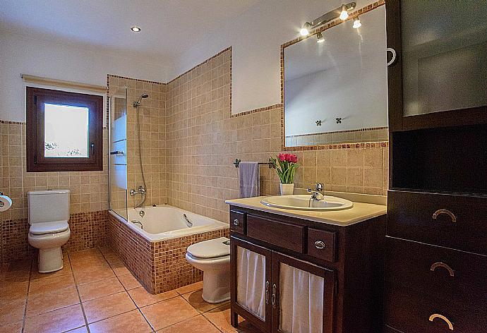 Bathroom with bath and shower . - Villa Naveta . (Photo Gallery) }}