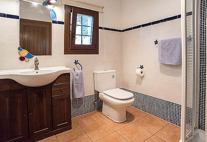 Bathroom with shower . - Villa Naveta . (Fotogalerie) }}