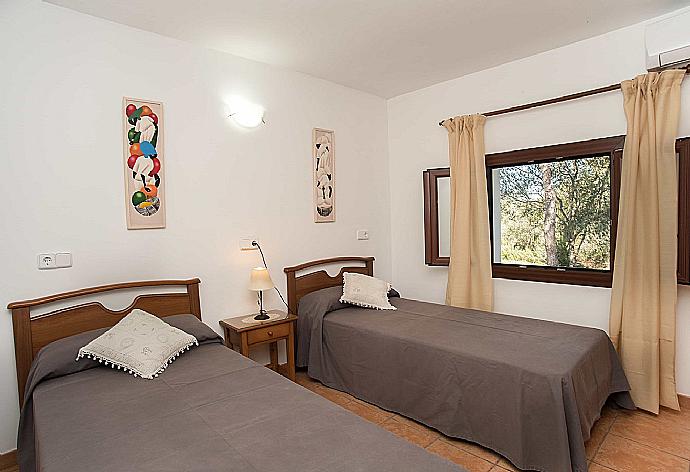 Twin bedroom with A/C . - Villa Naveta . (Photo Gallery) }}