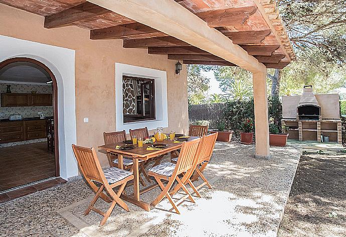 Terrace area with BBQ . - Villa Naveta . (Galerie de photos) }}