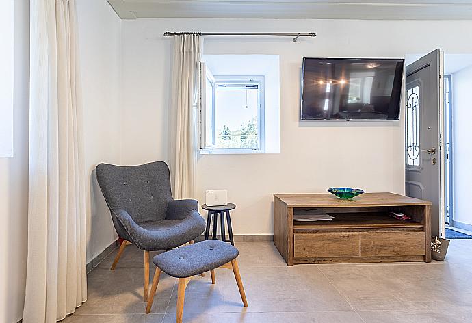 Open-plan living room with sofas, dining area, kitchen, WiFi internet, and satellite TV . - Villa Constadina . (Galleria fotografica) }}