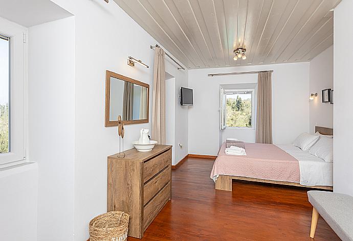 Double bedroom with en suite bathroom, A/C, and TV . - Villa Constadina . (Galería de imágenes) }}