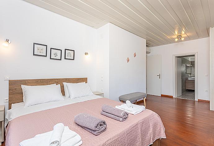 Double bedroom with en suite bathroom, A/C, and TV . - Villa Constadina . (Galerie de photos) }}