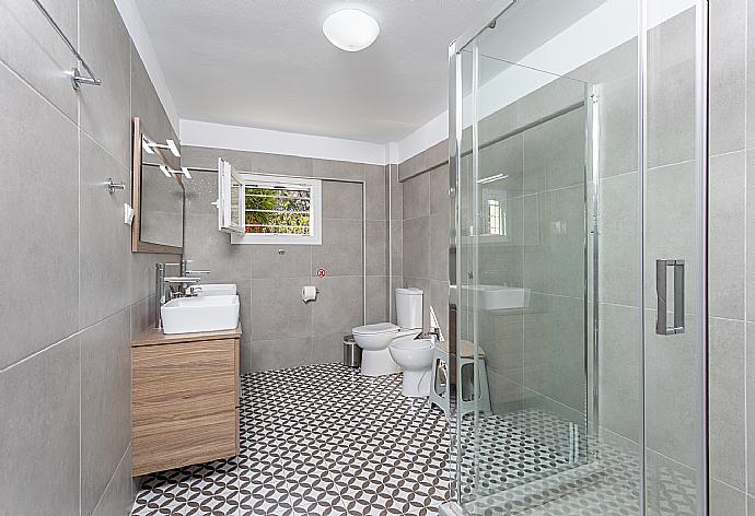 En suite bathroom with shower . - Villa Constadina . (Photo Gallery) }}