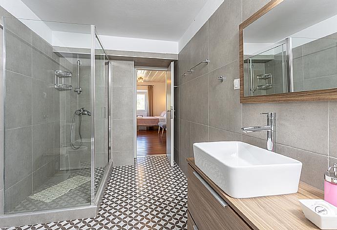 En suite bathroom with shower . - Villa Constadina . (Fotogalerie) }}