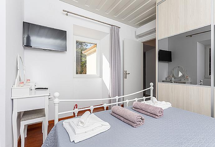 Double bedroom with A/C and TV . - Villa Constadina . (Photo Gallery) }}