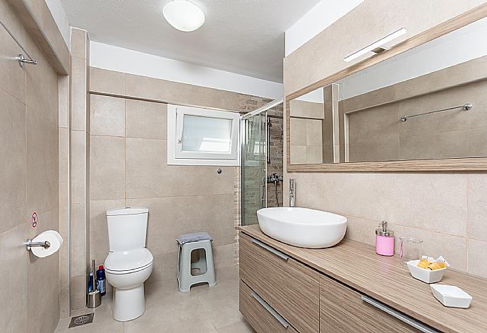 Family bathroom with shower . - Villa Constadina . (Fotogalerie) }}