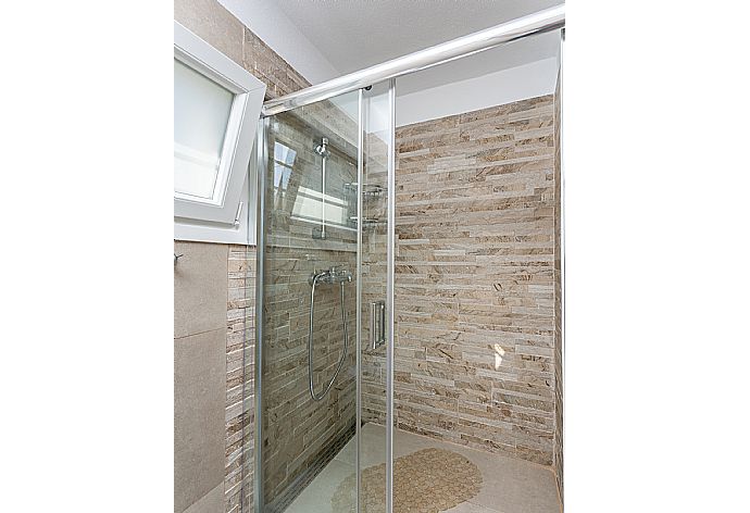 Family bathroom with shower . - Villa Constadina . (Photo Gallery) }}