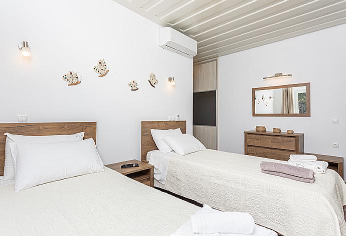 Twin bedroom with A/C and TV . - Villa Constadina . (Galerie de photos) }}