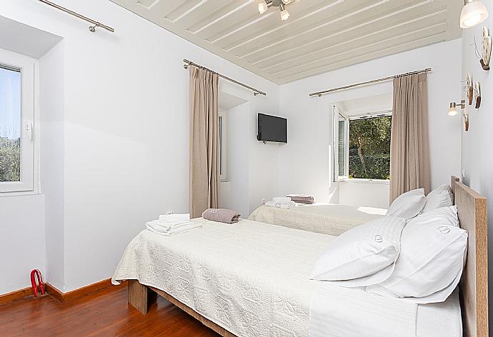 Twin bedroom with A/C and TV . - Villa Constadina . (Galerie de photos) }}