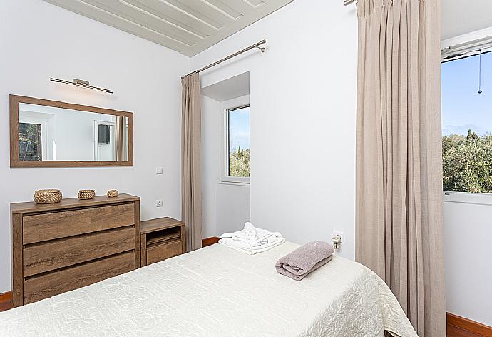 Twin bedroom with A/C and TV . - Villa Constadina . (Photo Gallery) }}