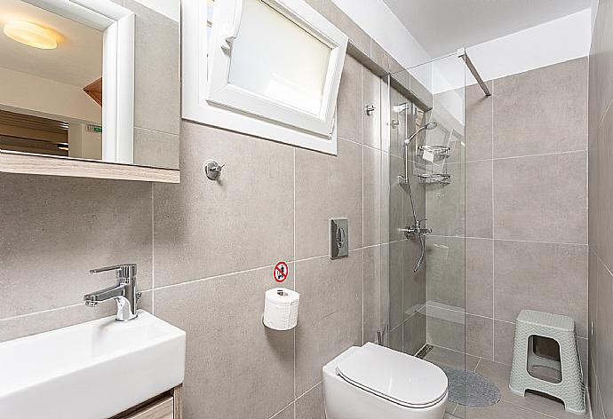 Family bathroom with shower . - Villa Constadina . (Galerie de photos) }}