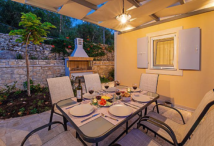 Outdoor dining area  . - Villa Constadina . (Fotogalerie) }}