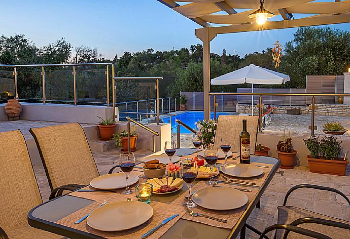 Outdoor dining area  . - Villa Constadina . (Галерея фотографий) }}