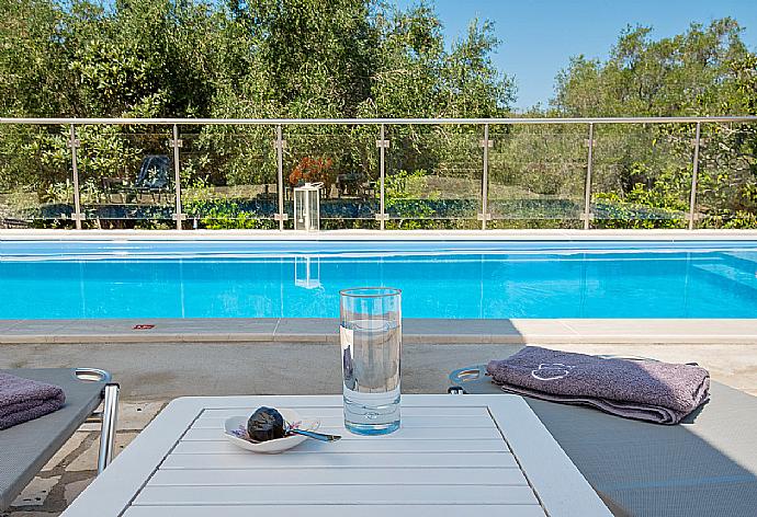 Private pool with sunbeds . - Villa Constadina . (Galería de imágenes) }}