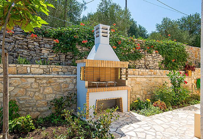 Outdoor BBQ area  . - Villa Constadina . (Photo Gallery) }}