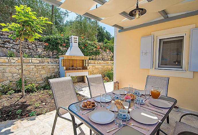 Outdoor dining area  . - Villa Constadina . (Fotogalerie) }}