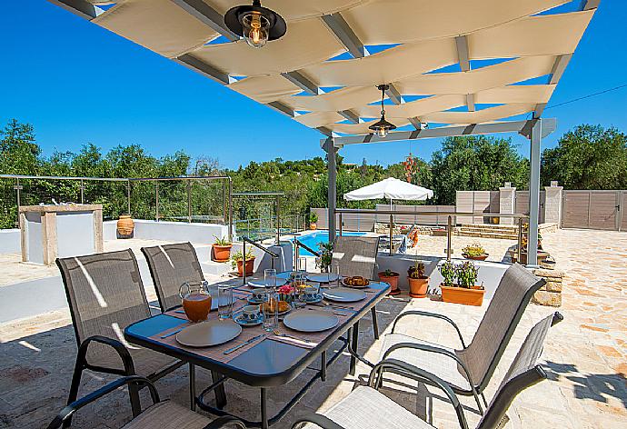 Outdoor dining area . - Villa Constadina . (Fotogalerie) }}