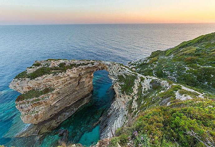 Triptos Arch . - Villa Constadina . (Galerie de photos) }}